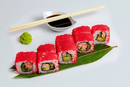 Ролл с жареным лососем