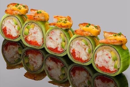 Ролл сашими из камчатского краба в огурце