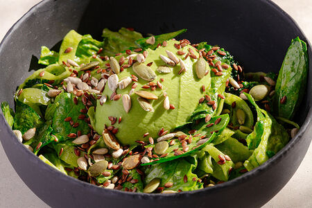 Зеленый салат с кремом из брокколи