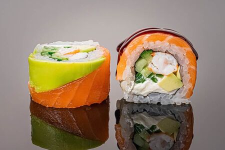 Ролл Саппоро с лососем, креветкой и авокадо