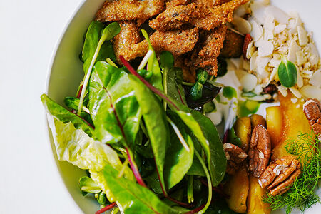 Салат с вешенкой криспи и грушей на гриле