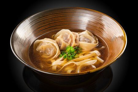 Суп с лапшой удон и сычуаньскими пельменями