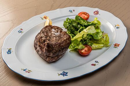 Стейк из говядины с зелёным салатом и соусом чимичурри