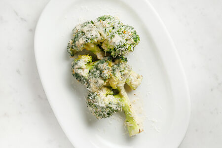 Брокколи с соусом Цезарь