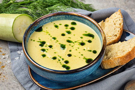 Крем-суп из цукини с крутонами и пармезаном