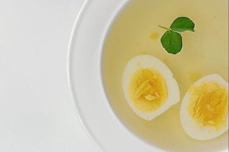 Бульон с яйцом и зеленью