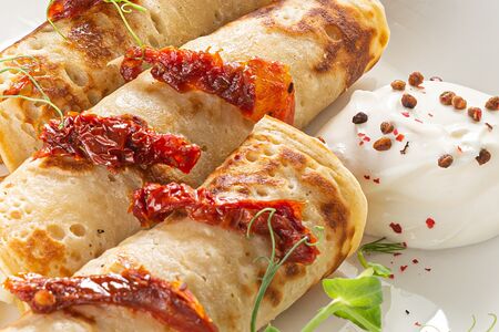 Блины с индейкой, сыром мацарелла и вялеными томатами, заправкой цезарь