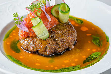 Бифштекс из печи с аджикой и мясным соусом