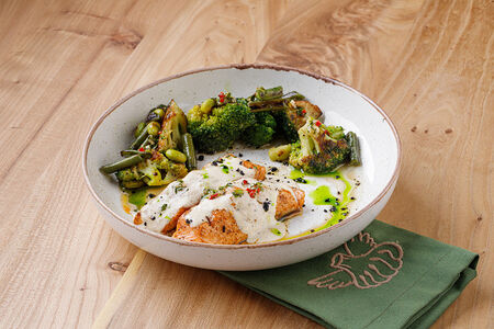 Филе форели в сливочном соусе с брокколи и зеленой фасолью