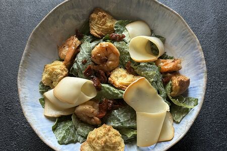 Листья салата ромен с креветками