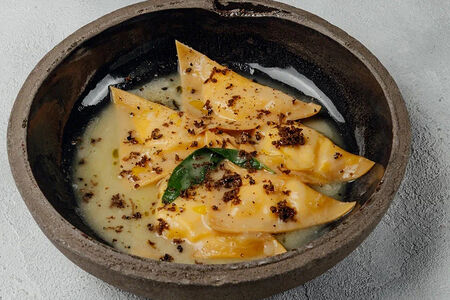 Равиоли с бурратой и черным трюфелем