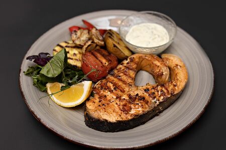 Стейк из сёмги с овощами гриль