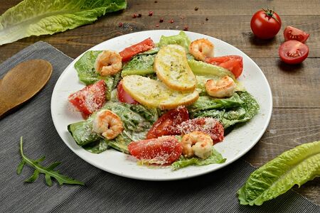 Салат цезарь с креветками