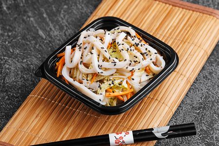 Салат с фунчозой и кальмаром 