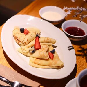 Блины со сметаной и вареньем