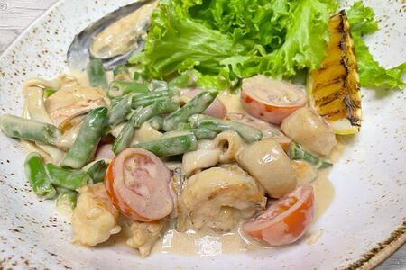 Теплый салат с морепродуктами