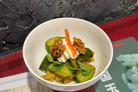 Битые огурцы с грецким орехом 