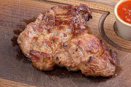 Стейк из cвинoй шеи с восточным соусом