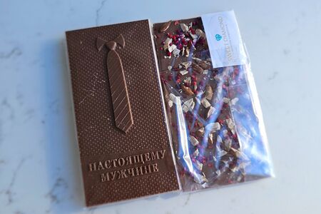 Молочный шоколад Настоящему мужчине с миндалём и сублимированной малиной 