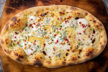 Пицца с благородными сырами