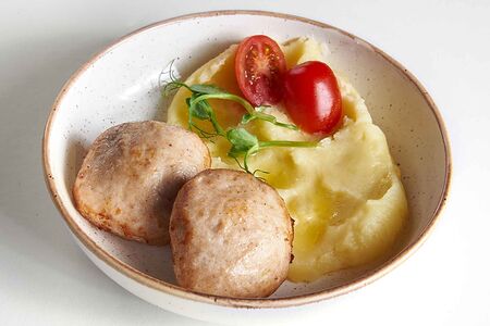 Детские котлетки из индейки с картофельным пюре