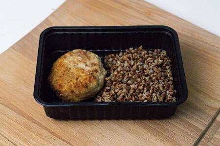 Гречка и куриная котлета