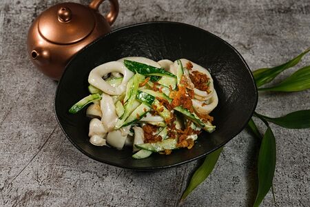 Теплый салат с кальмаром