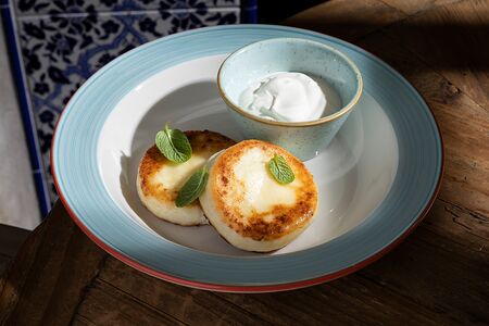 Сырники со сметаной