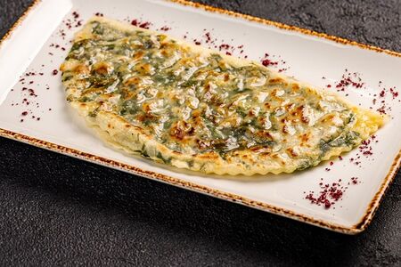 Кутаб на мангале с сулугуни и зеленью