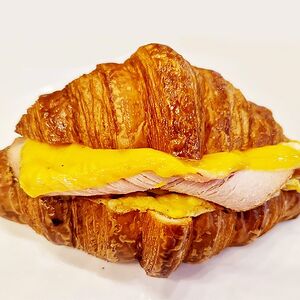 Круассан с пастрами из индейки, сыром и омлетом скрэмбл