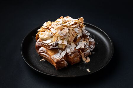 Миндальная лапа с кремами патисьер и франжипан