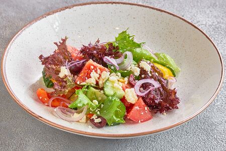 Овощной салат с выдержанной фетой