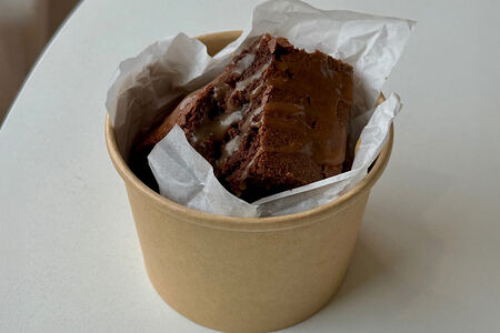 Брауни с соленой карамелью