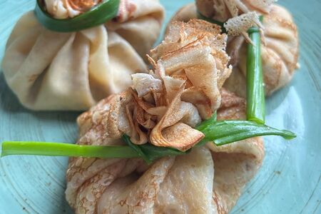 Блинчики с курицей и овощами