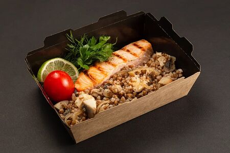 Лосось с гречкой, луком и грибами