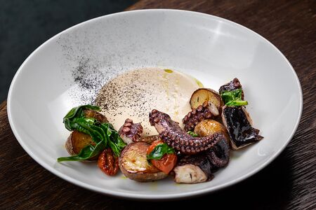 Щупальца осьминога с печёным картофелем, томатами, шпинатом и устричным муссом