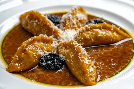 Равиоли с уткой и соусом из чернослива