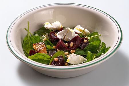 Салат из печеной свеклы и шпината с козьим сыром