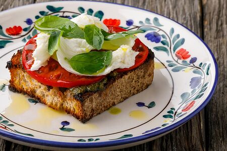 Дейли Брускетта с томатами и моцареллой