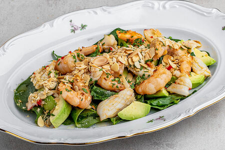 Салат с креветкой, кальмаром и хрустящими овощами