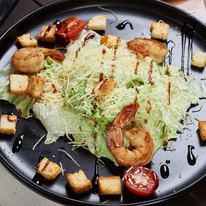 Салат Цезарь с креветками