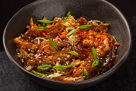 Сингапурская лапша с кальмаром и курицей