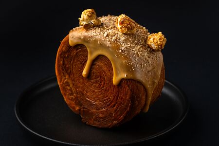 Круассан с соленой карамелью