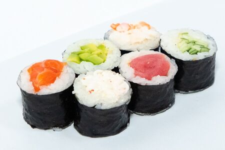 Ролл с копченым лососем классический