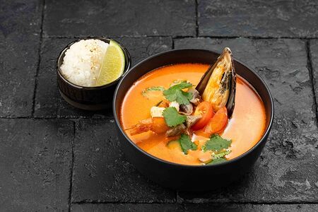 Том ям с морепродуктами