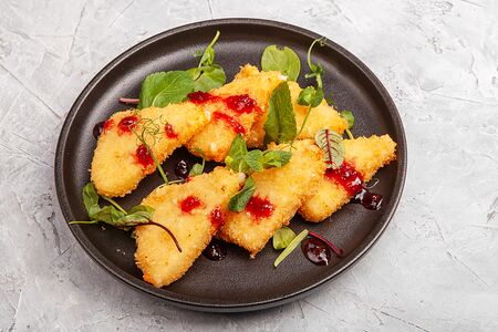 Сулугуни в брусничном соусе