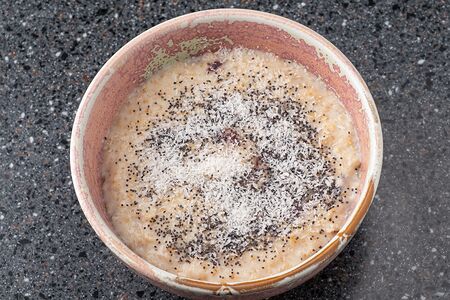 Овсяная каша с вяленой клюквой и кокосом