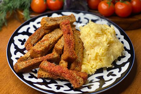 Салат Сырный с гренками