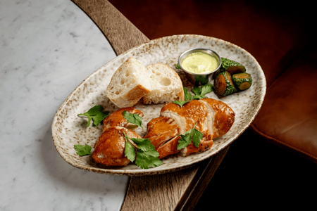 Цыпленок с соусом из хрена и битыми огурцами