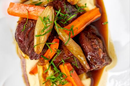 Щечки с пюре и печеными овощами 